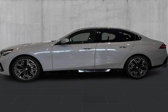 Grå BMW i5 fra 2025
