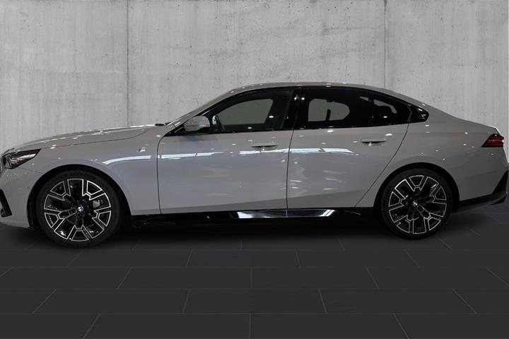 Grå BMW i5 fra 2025