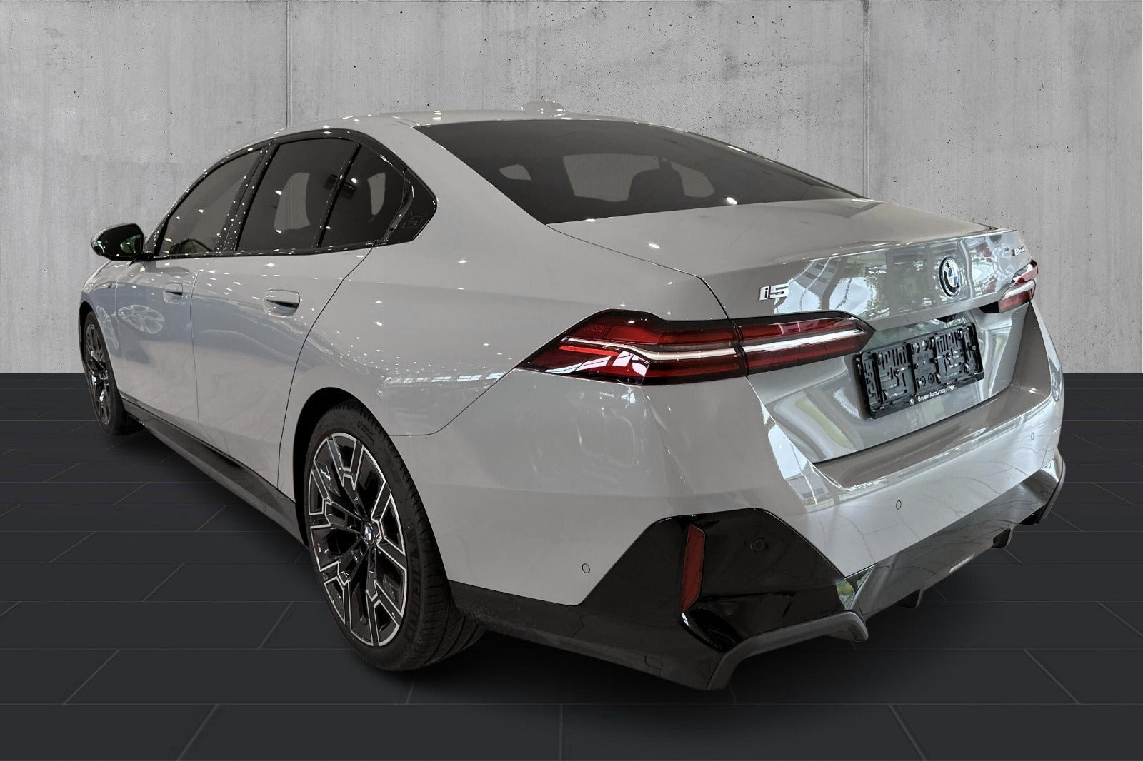 Grå BMW i5 fra 2025