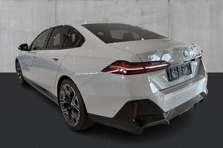 Grå BMW i5 fra 2025