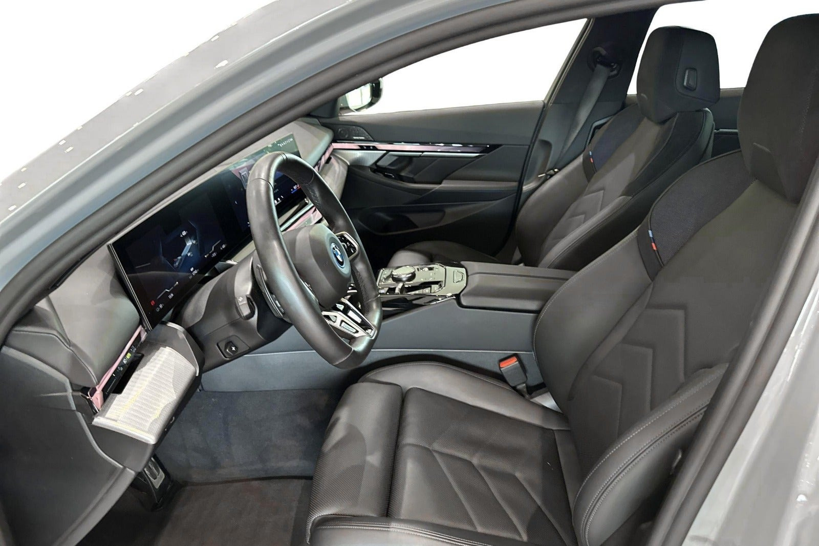 Grå BMW i5 fra 2025