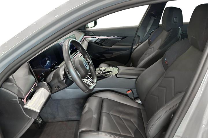 Grå BMW i5 fra 2025