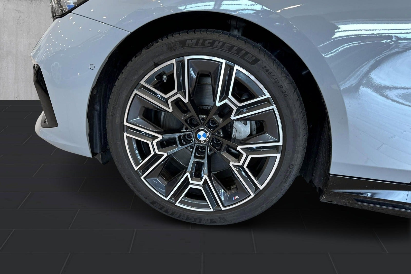 Grå BMW i5 fra 2025