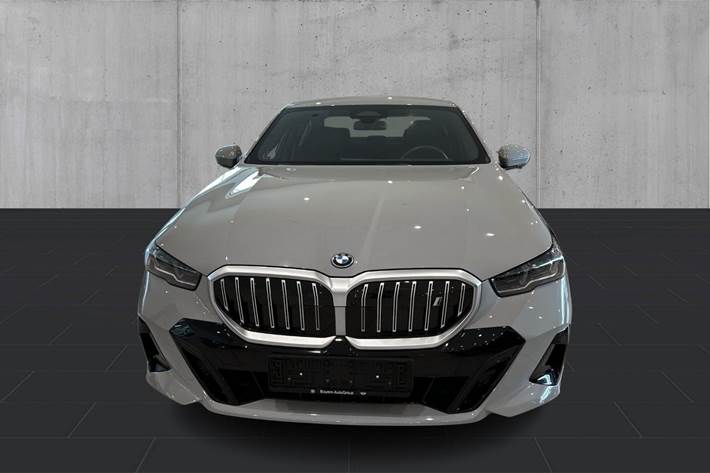 Grå BMW i5 fra 2025