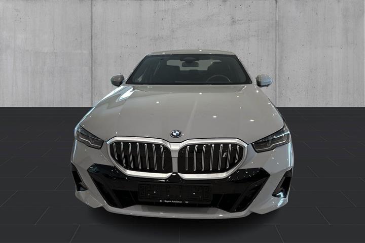 Grå BMW i5 fra 2025