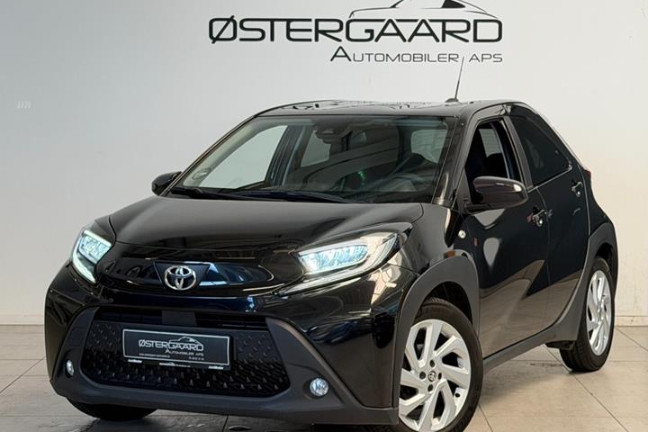 Sort Toyota Aygo X fra 2022 set udefra