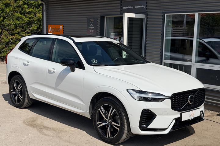 Hvid Volvo XC60 fra 2022 set udefra