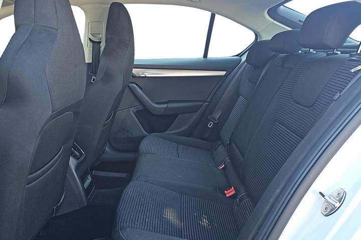 Hvid Skoda Octavia fra 2015