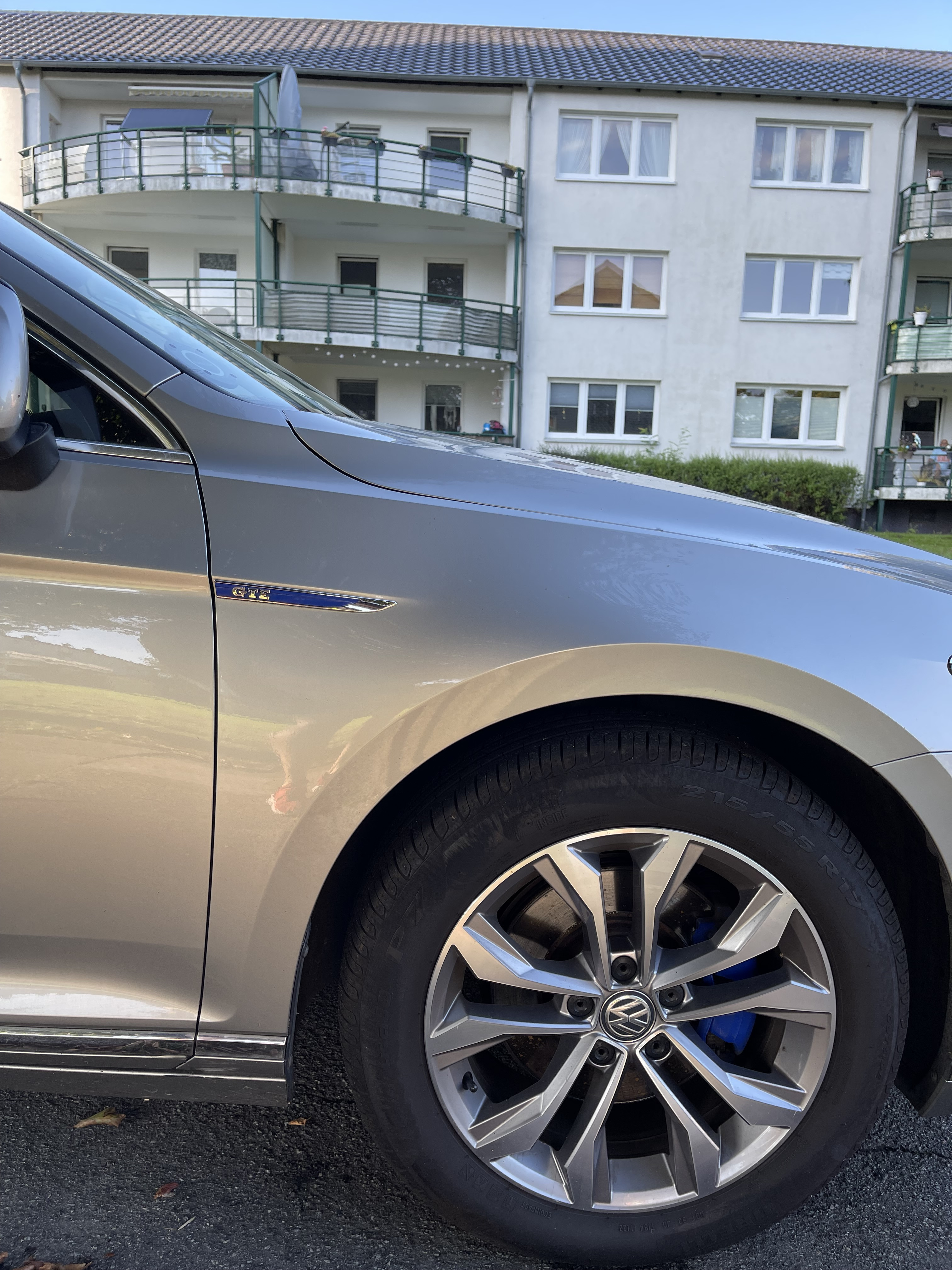 Grå VW Passat fra 2016