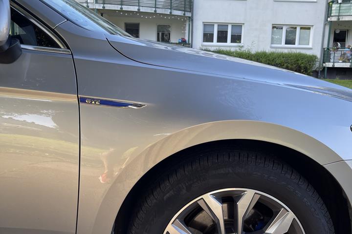 Grå VW Passat fra 2016