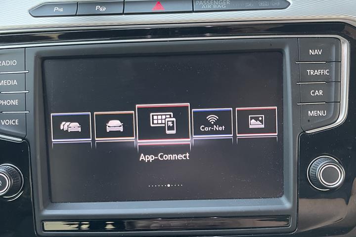 Grå VW Passat fra 2016