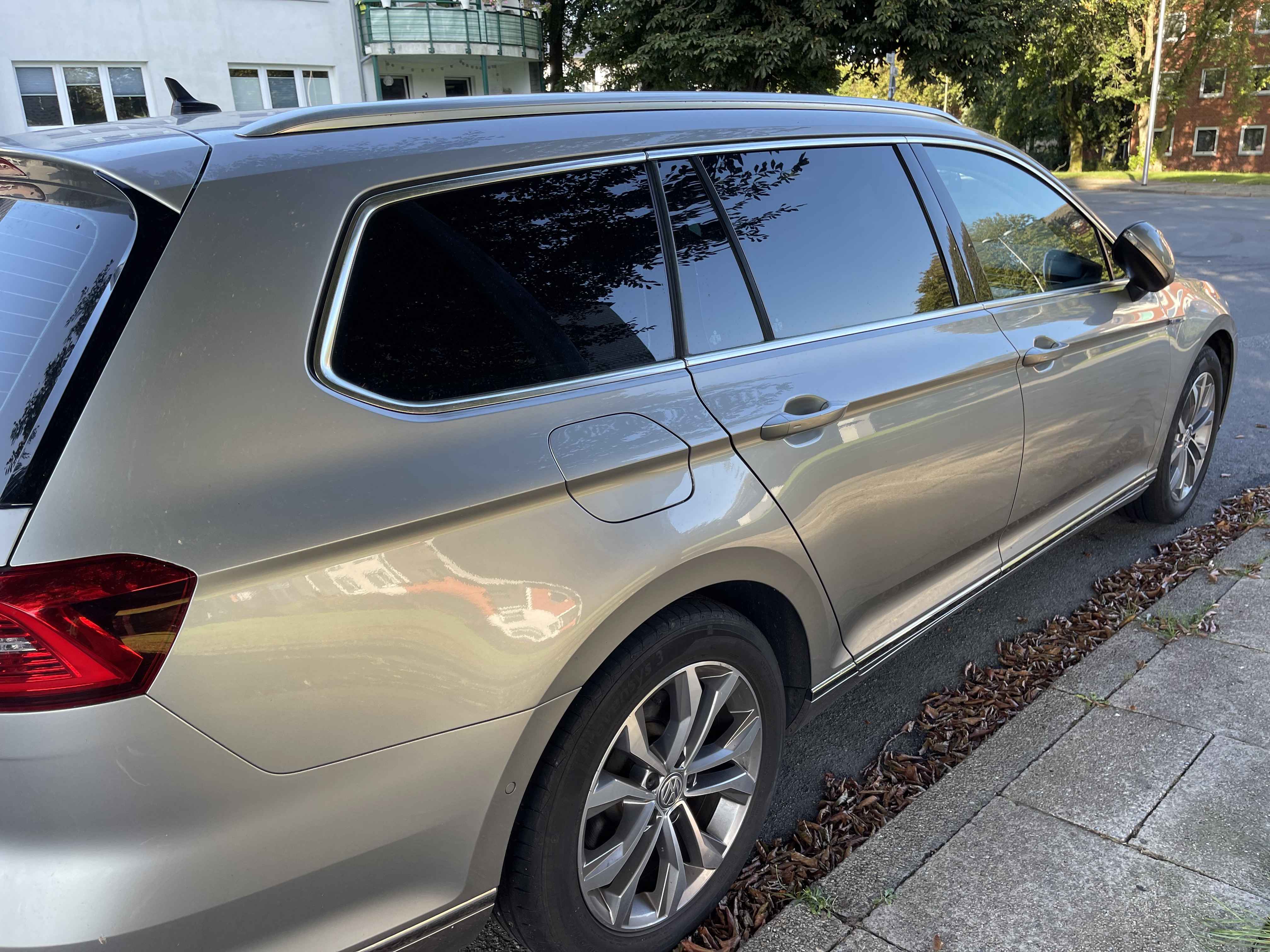 Grå VW Passat fra 2016