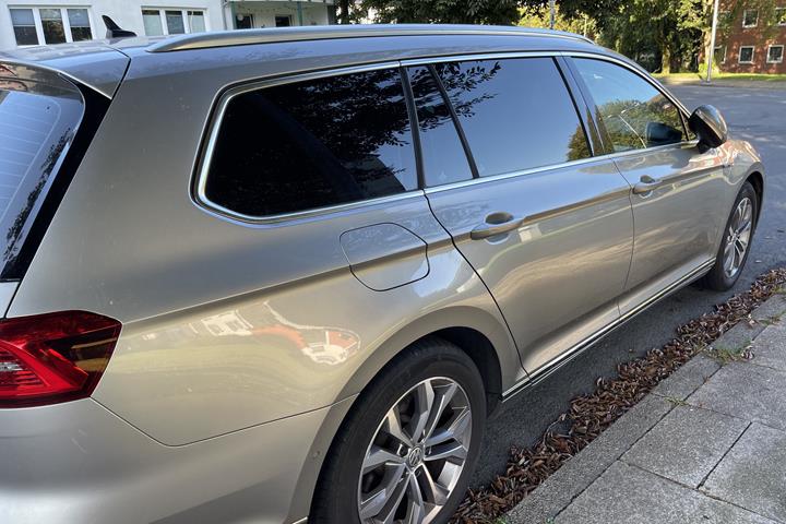 Grå VW Passat fra 2016
