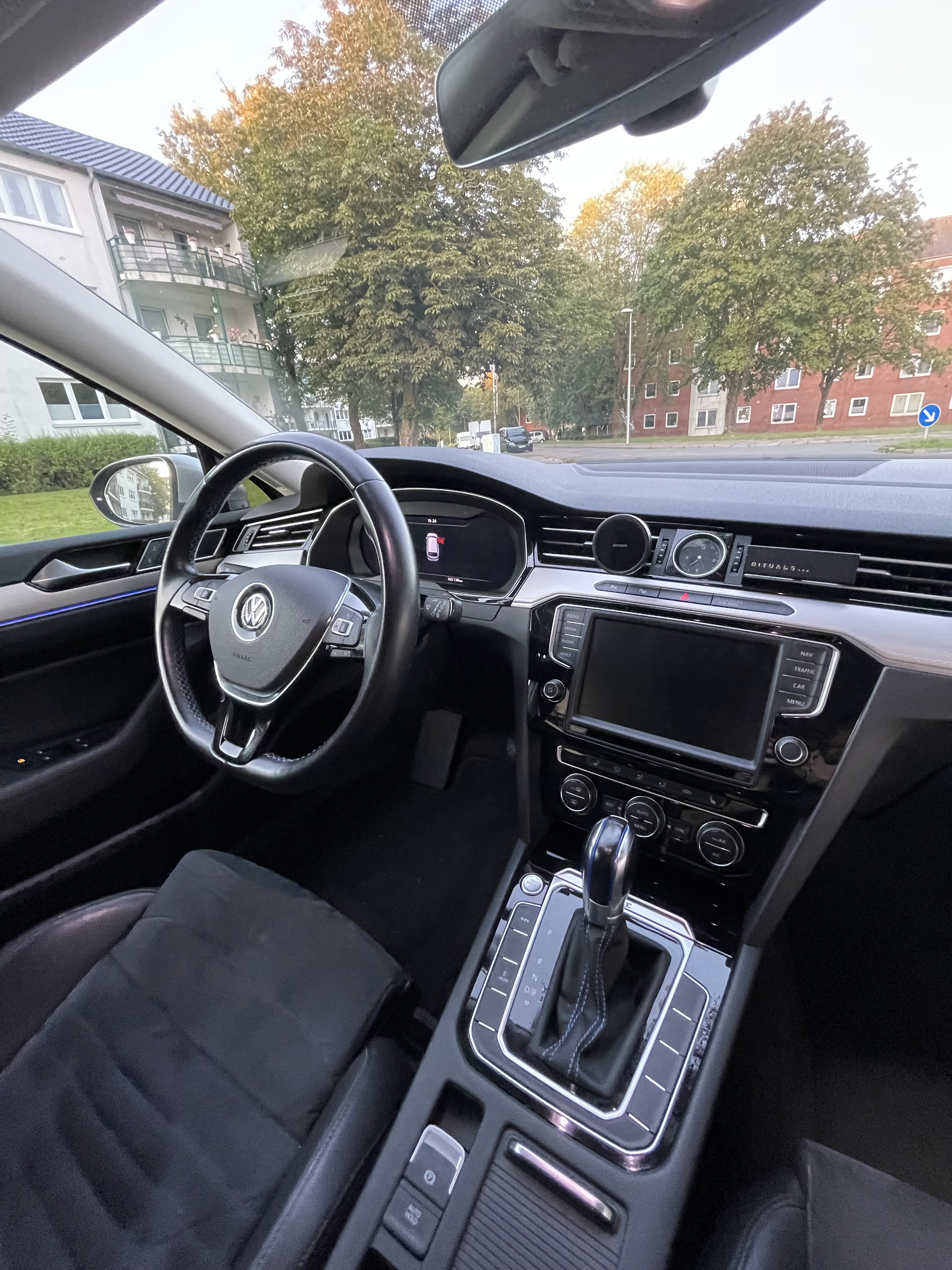 Grå VW Passat fra 2016