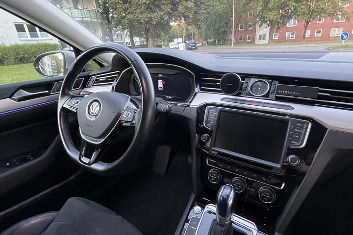 Grå VW Passat fra 2016
