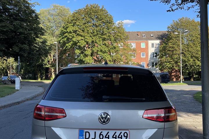 Grå VW Passat fra 2016