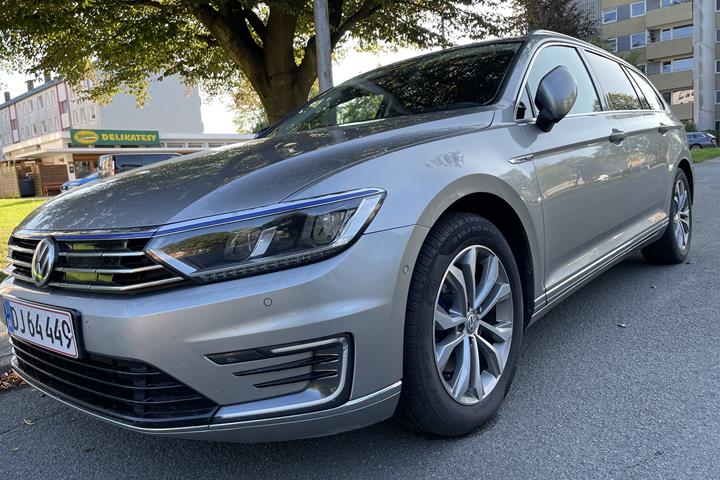 Grå VW Passat fra 2016