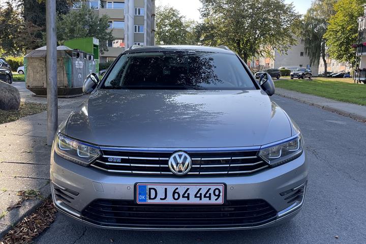 Grå VW Passat fra 2016