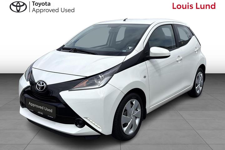 Hvid Toyota Aygo fra 2017 set udefra