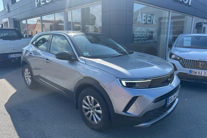 Grå Opel Mokka fra 2022 set udefra