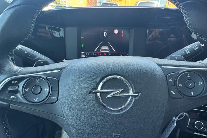 Grå Opel Mokka fra 2022
