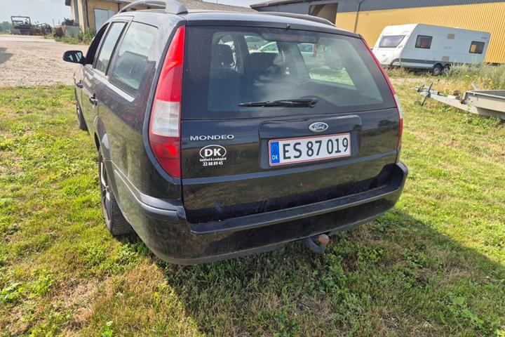 Sort Ford Mondeo fra 2005