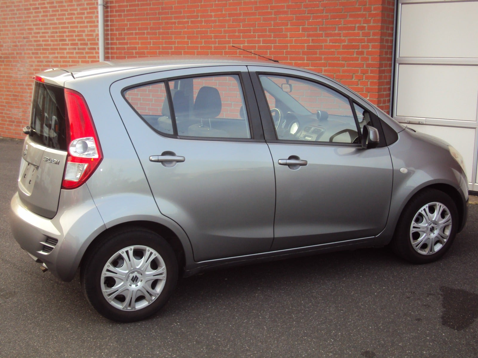 Grå Suzuki Splash fra 2013