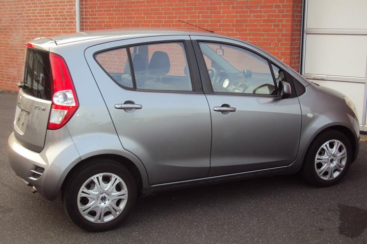 Grå Suzuki Splash fra 2013