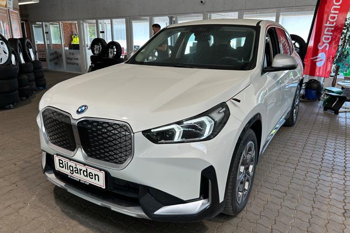 Hvid BMW iX1 fra 2024 set udefra