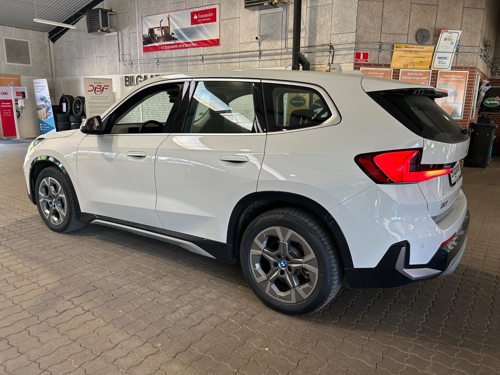 Hvid BMW iX1 fra 2024