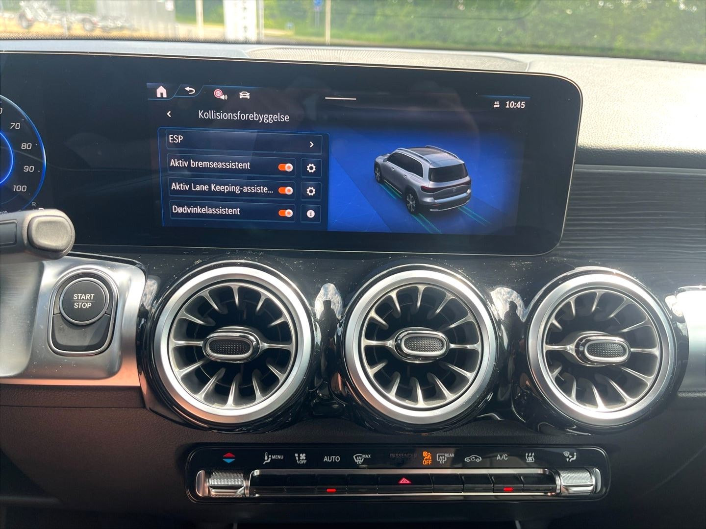 Grå Mercedes EQB 250+ fra 2025