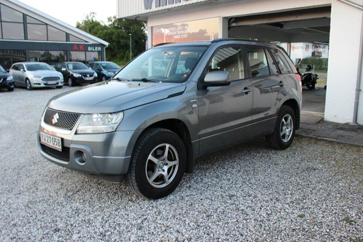 Grå Suzuki Grand Vitara fra 2006 set udefra
