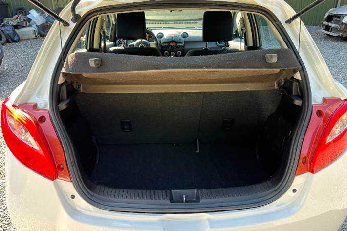 Hvid Mazda 2 fra 2014