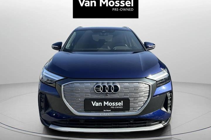 Blå Audi Q4 fra 2024