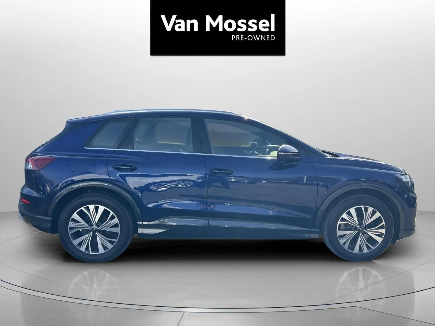 Blå Audi Q4 fra 2024