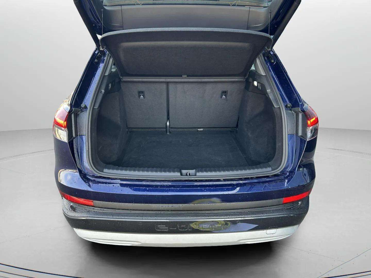 Blå Audi Q4 fra 2024