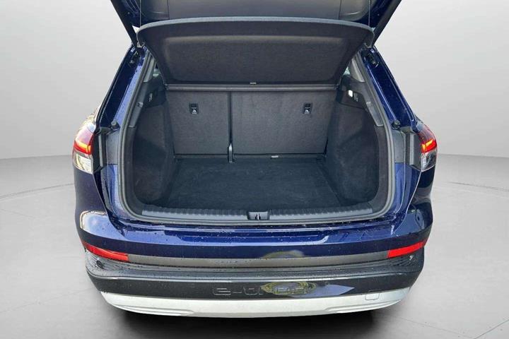 Blå Audi Q4 fra 2024