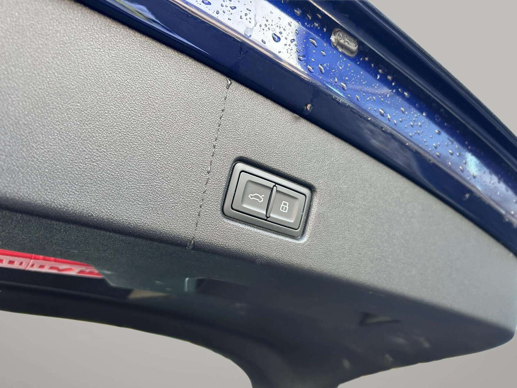 Blå Audi Q4 fra 2024