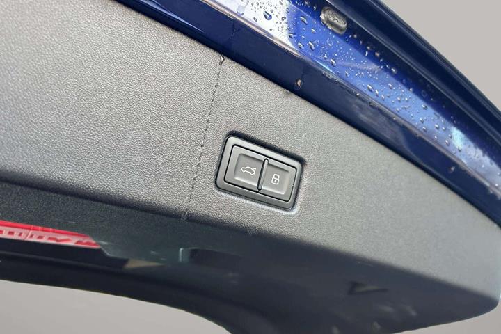 Blå Audi Q4 fra 2024