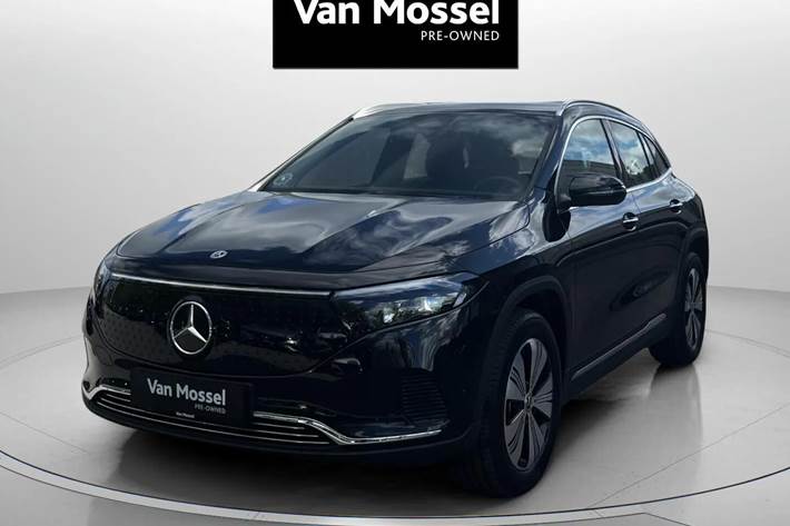 Sort Mercedes EQA 250 fra 2024 set udefra