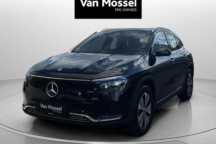 Sort Mercedes EQA 250 fra 2024 set udefra