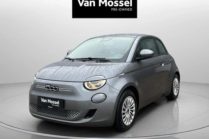 Grå Fiat 500e fra 2023