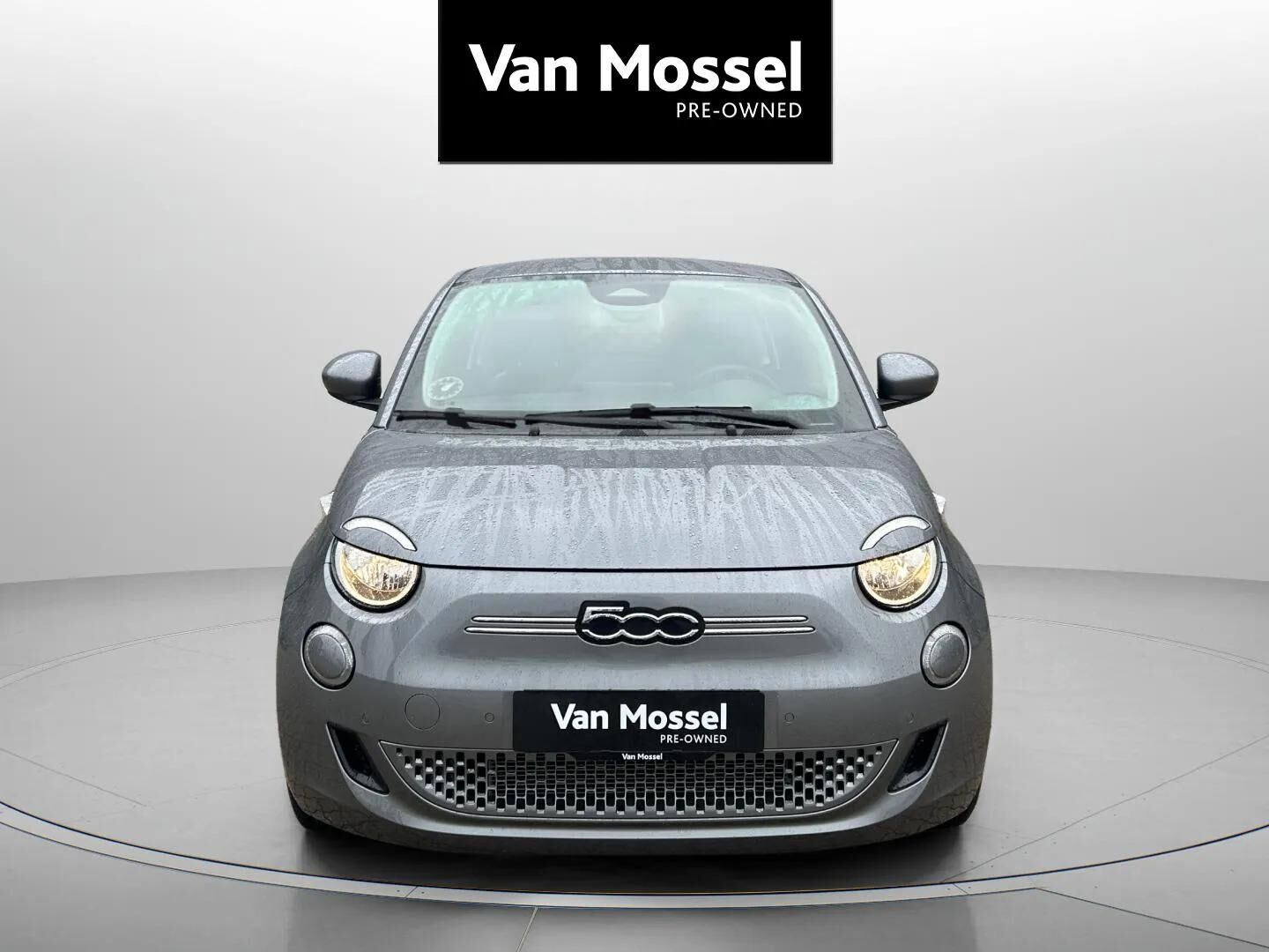 Grå Fiat 500e fra 2023