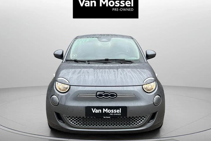 Grå Fiat 500e fra 2023