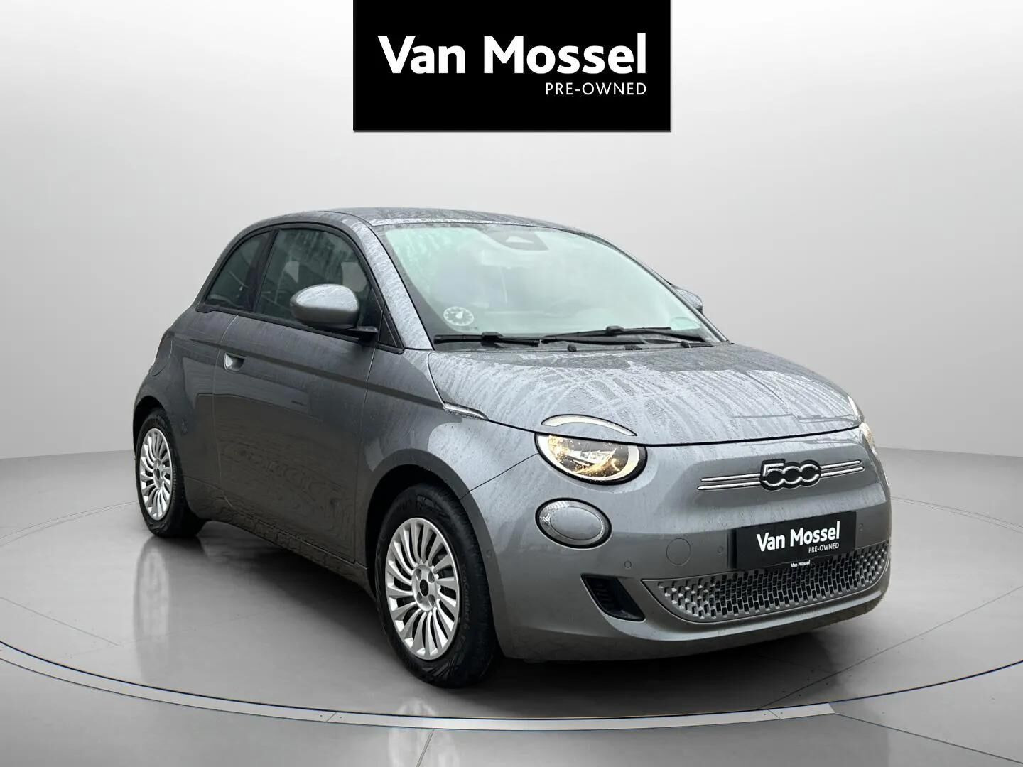 Grå Fiat 500e fra 2023