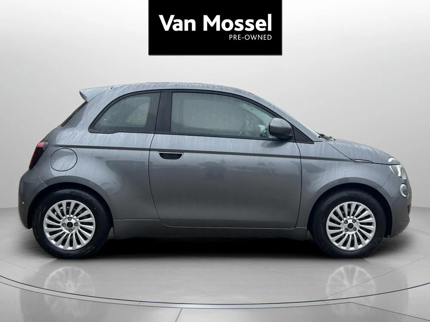 Grå Fiat 500e fra 2023