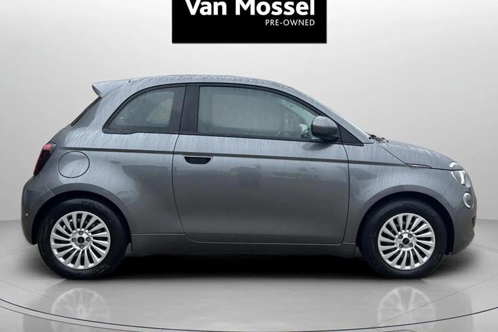 Grå Fiat 500e fra 2023