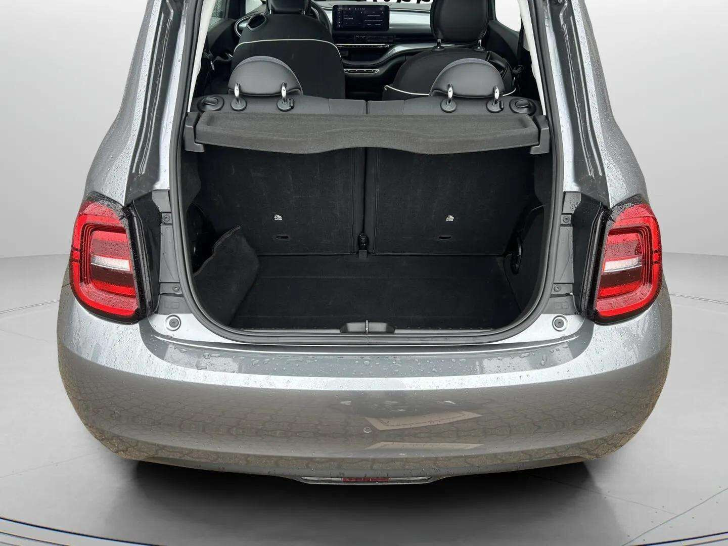 Grå Fiat 500e fra 2023