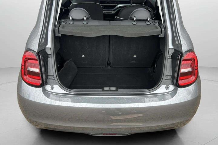 Grå Fiat 500e fra 2023