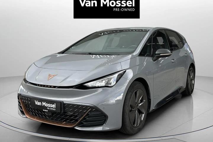 Grå Cupra Born fra 2023 set udefra
